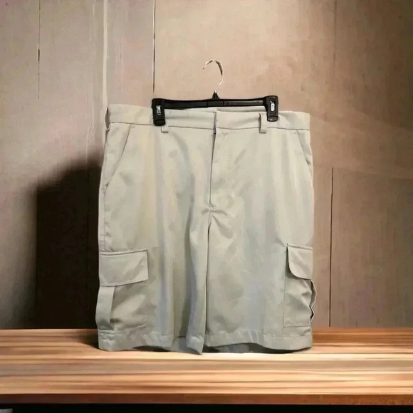John Daly cargo golf shorts. Men’s size 38  100% polyester.  Lightweight. - Picture 1 of 4